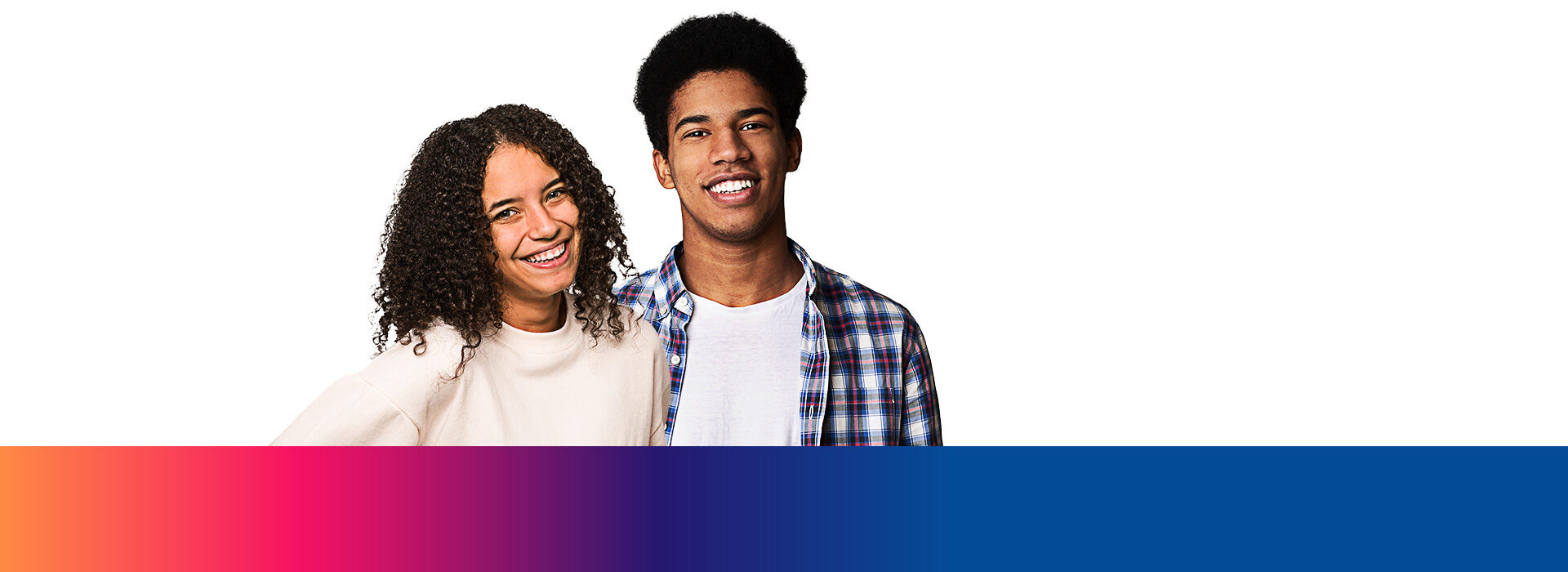 Foto de uma menina negra e de um menino negro em um fundo branco. Eles estão sorrindo.