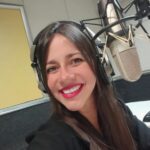 Jornalista, graduada em Comunicação Social pela UNOESTE, radialista desde 2006, com experiência como apresentadora e operadora de rádio, atuando no momento, no Grupo Agripino Lima de Comunicação (99 FM/ Rádio Fronteira).