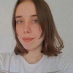 mulher, jovem, branca, olhos verdes claros, com cabelos castanhos claros.